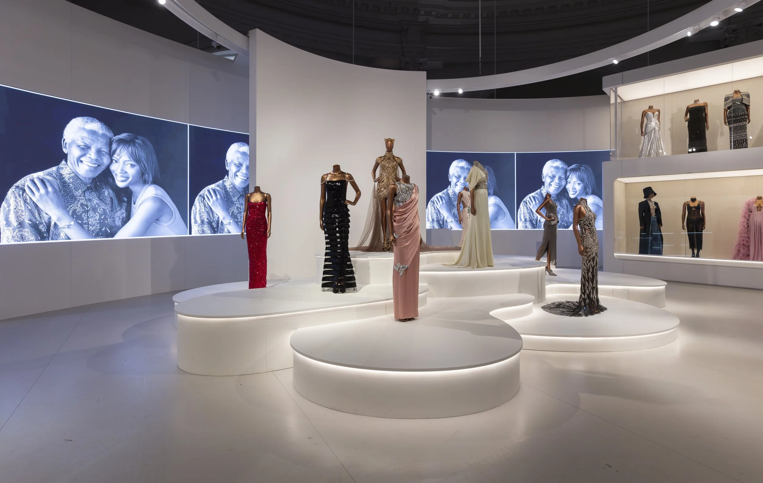 naomi_a　25 NAOMI: In Fashion | Victoria and Albert Museum, London — Musée